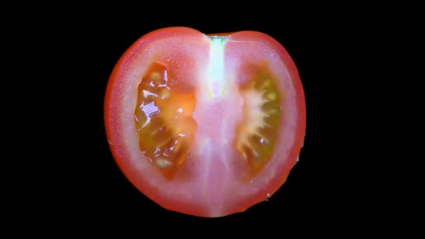 Skär Tomat Isolerad Svart Bakgrund Rotation — Stockvideo