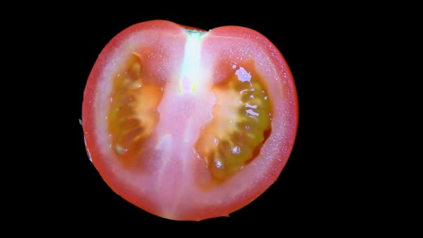 Skär Tomat Isolerad Svart Bakgrund Rotation — Stockvideo
