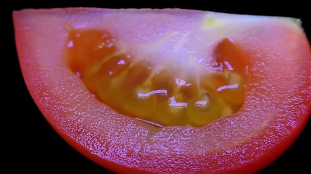 Geschnittene Tomate Isoliert Auf Schwarzem Hintergrund Rotation — Stockvideo