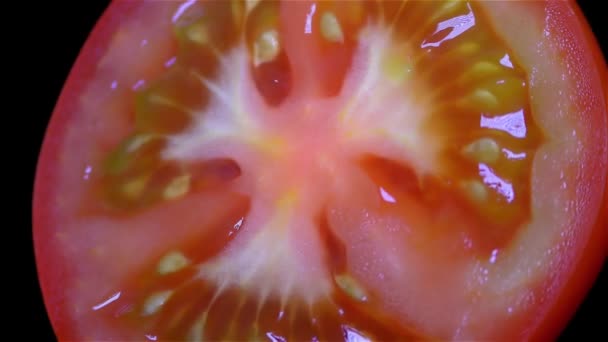 Κόψτε Την Ντομάτα Που Απομονώνονται Μαύρο Φόντο Περιστροφή — Αρχείο Βίντεο