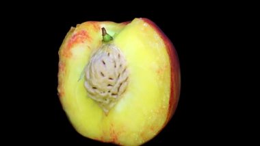 Taze şeftali yakın siyah arka plan üzerinde ayrıntı, kes.