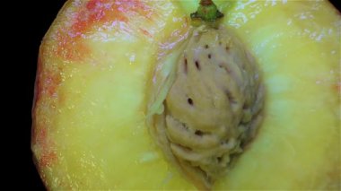 Taze şeftali yakın siyah arka plan üzerinde ayrıntı, kes.