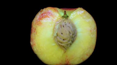 Taze şeftali yakın siyah arka plan üzerinde ayrıntı, kes.