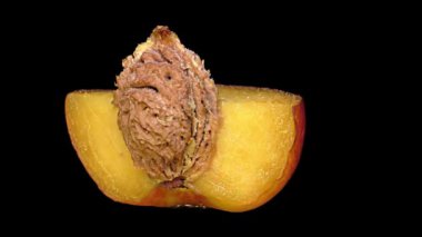 Taze şeftali yakın siyah arka plan üzerinde ayrıntı, kes.