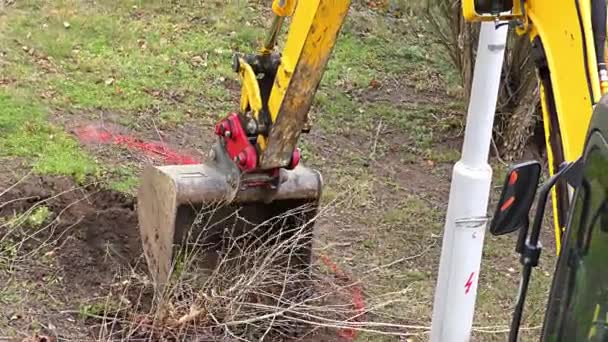 Una Pequeña Excavadora Amarilla Trabaja Cerca Excavadora Del Edificio Cargando — Vídeo de stock
