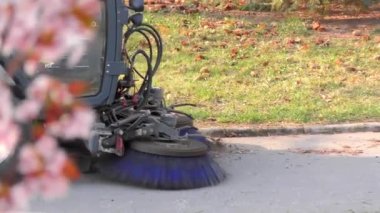 Şehirde Bahar Temizliği - Yol İşçileri Sokağı Temizliyor