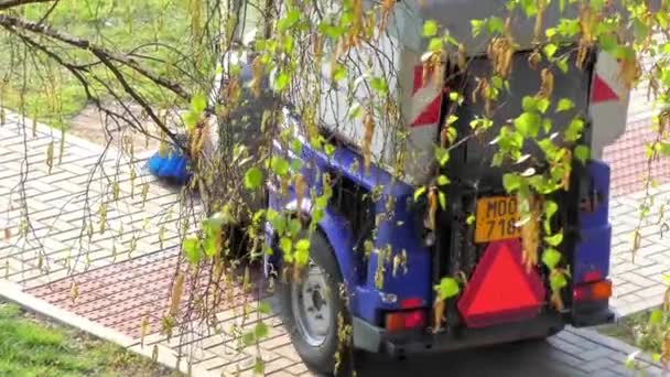 Frühjahrsputz Der Stadt Straßenarbeiter Reinigen Die Straße — Stockvideo