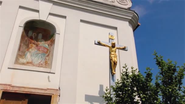十字架上の黄金のイエス キリスト 小さな教会 十字架 — ストック動画