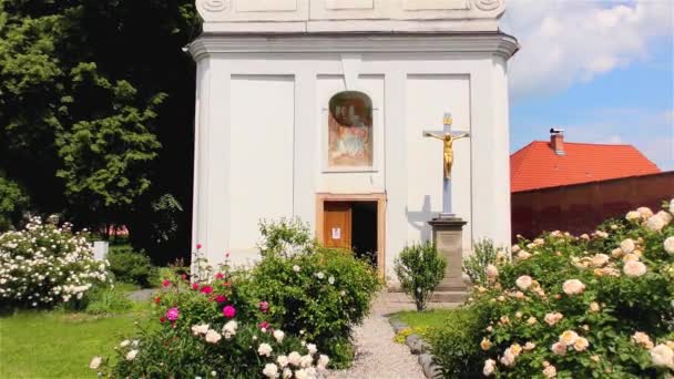 Gouden Jezus Christus Aan Het Kruis Kleine Kerk Kruisbeeld — Stockvideo