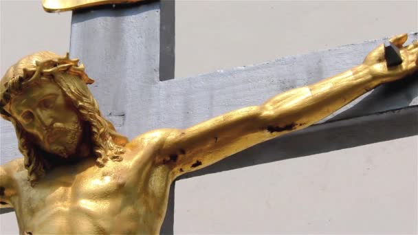 Gouden Jezus Christus Aan Het Kruis Kleine Kerk Kruisbeeld — Stockvideo