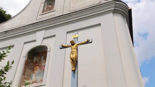 十字架上の黄金のイエス キリスト 小さな教会 十字架 — ストック動画