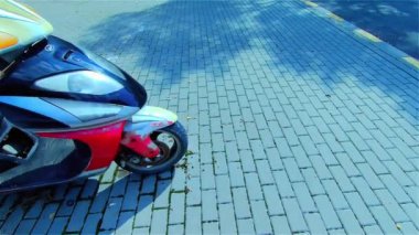 Şehirde Eski Paslı Motosiklet