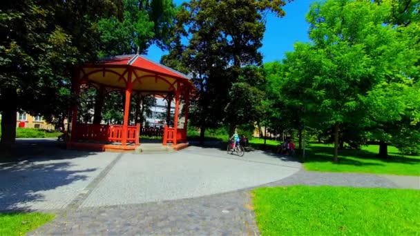 都市公園 緑の木々や植物 ヨーロッパ Prostejovの木造ガゼボ — ストック動画
