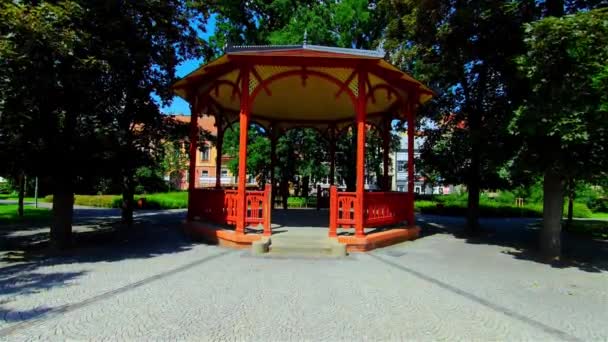 Ξύλινο Gazebo Στο City Park Πράσινα Δέντρα Και Φυτά Ευρώπη — Αρχείο Βίντεο