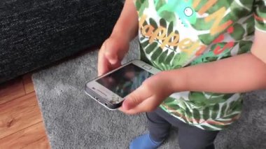 İki Yaşındaki Çocuk Cep Telefonu ile Çalışıyor