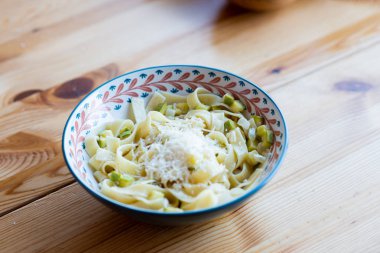 Tagliatelle makarna ile kabak, Parmesan peyniri