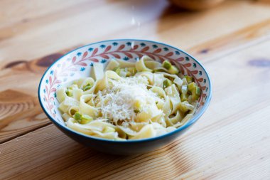 Tagliatelle makarna ile kabak, Parmesan peyniri