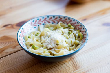 Tagliatelle makarna ile kabak, Parmesan peyniri