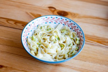 Tagliatelle makarna ile kabak, Parmesan peyniri