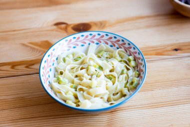 Tagliatelle makarna ile kabak, Parmesan peyniri