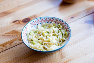 Tagliatelle makarna ile kabak, Parmesan peyniri