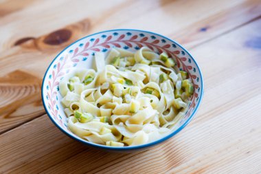 Tagliatelle makarna ile kabak, Parmesan peyniri