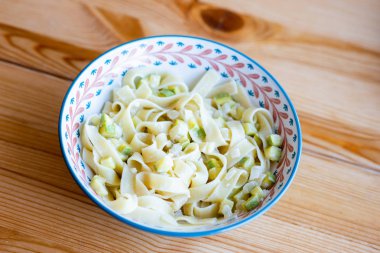 Tagliatelle makarna ile kabak, Parmesan peyniri