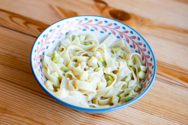 Tagliatelle makarna ile kabak, Parmesan peyniri