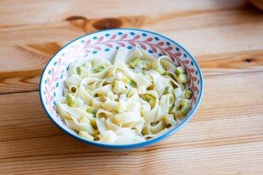 Tagliatelle makarna ile kabak, Parmesan peyniri
