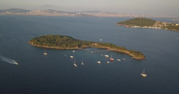 Burgazada 王子の島 Burgaz Ada イスタンブール トルコの最小の航空写真 — ストック動画