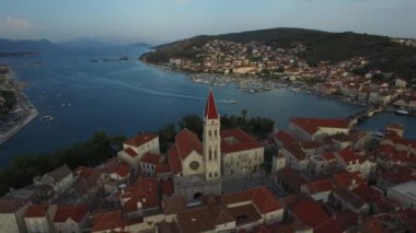 Trogir, Hırvatistan güzel tatlı kasabada. Adriyatik Denizi. Hava 4 k manzara.