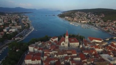 Trogir, Hırvatistan güzel tatlı kasabada. Adriyatik Denizi. Hava 4 k manzara.