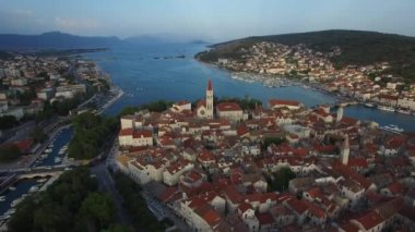 Trogir, Hırvatistan güzel tatlı kasabada. Adriyatik Denizi. Hava 4 k manzara.