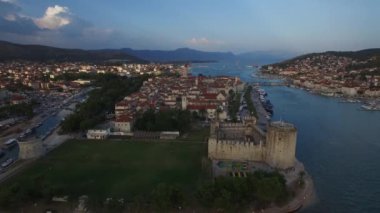 Trogir, Hırvatistan güzel tatlı kasabada. Adriyatik Denizi. Hava 4 k manzara.