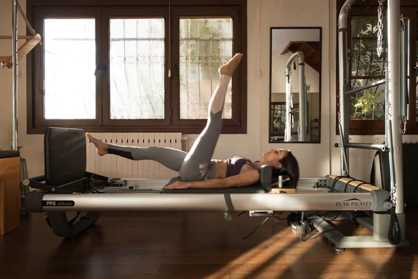 Genç Kadın Pilates Eğitmeni Pilates Reformer Üzerinde Egzersiz — Stok fotoğraf