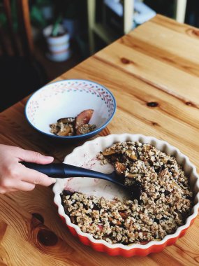 Berry Crumble fırından yeni çıkmış ahşap masaya servis