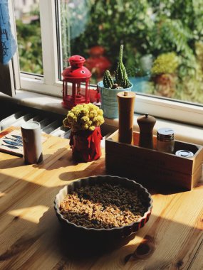 Berry Crumble fırından yeni çıkmış ahşap masaya servis