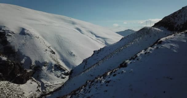 雪の間に湖 Cildir アルダハン 上空からの眺め — ストック動画