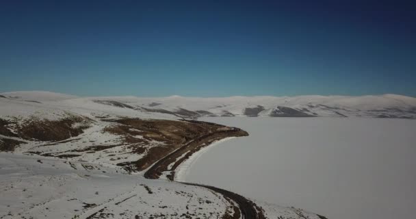 Luchtfoto Van Lake Cildir Ardahan Tijdens Winter Sneeuw — Stockvideo