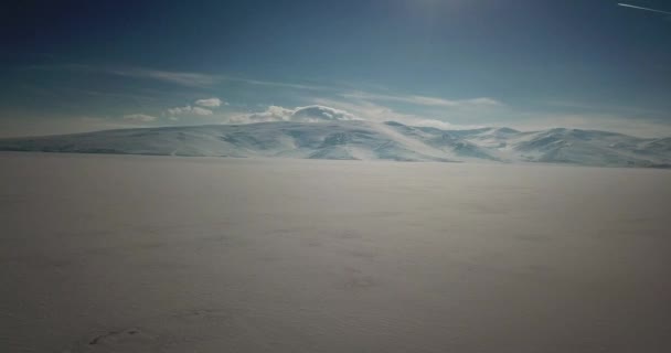 雪の間に湖 Cildir アルダハン 上空からの眺め — ストック動画