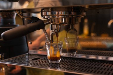 Espresso makinesi dökme espresso, barista çalışmaları, Cafe sahne, espresso yapma hakkında