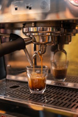 Espresso makinesi dökme espresso, barista çalışmaları, Cafe sahne, espresso yapma hakkında