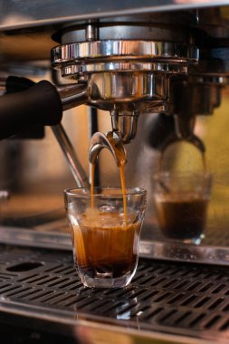 Espresso makinesi dökme espresso, barista çalışmaları, Cafe sahne, espresso yapma hakkında