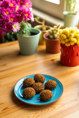 Bir tabakta falafel topları