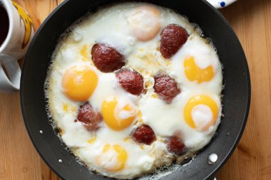 Geleneksel Türk kahvaltı, yumurta sucuk, bal kaymak, zeytin, jambon, peynir ile. Zengin brunch.