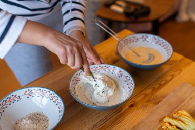 Ricotta peyniri, gösterilen kadın eli ile doldurulmuş kabak çiçekleri hazırlanıyor