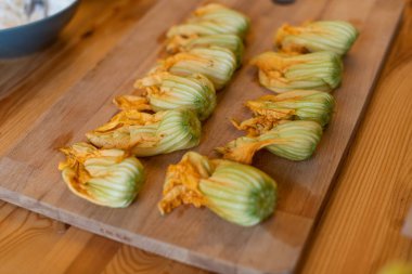 Ricotta peyniri, gösterilen kadın eli ile doldurulmuş kabak çiçekleri hazırlanıyor