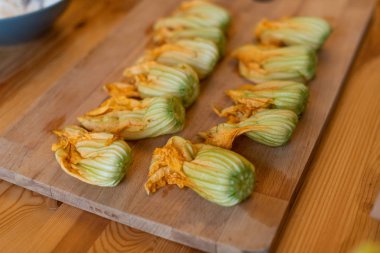 Ricotta peyniri, gösterilen kadın eli ile doldurulmuş kabak çiçekleri hazırlanıyor