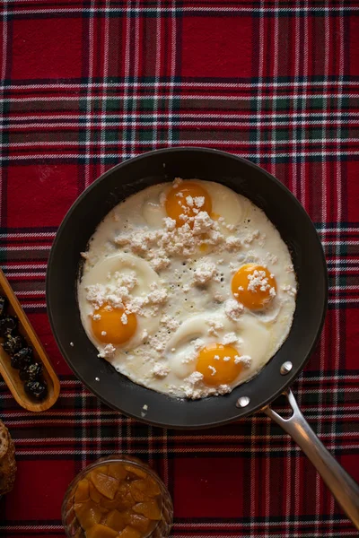 Peynirli Sunny Side Yumurtaları — Stok fotoğraf