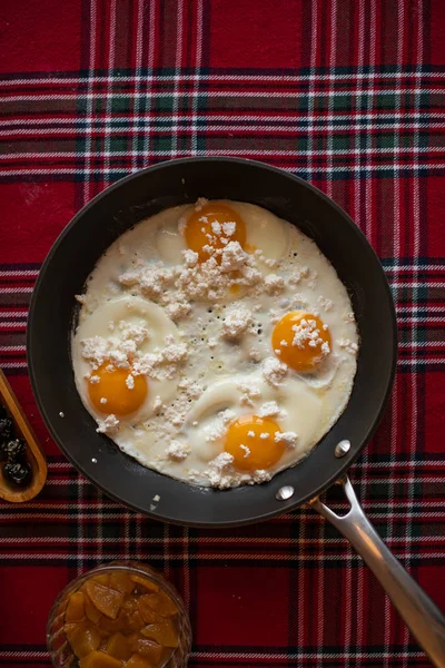 Peynirli Sunny Side Yumurtaları — Stok fotoğraf